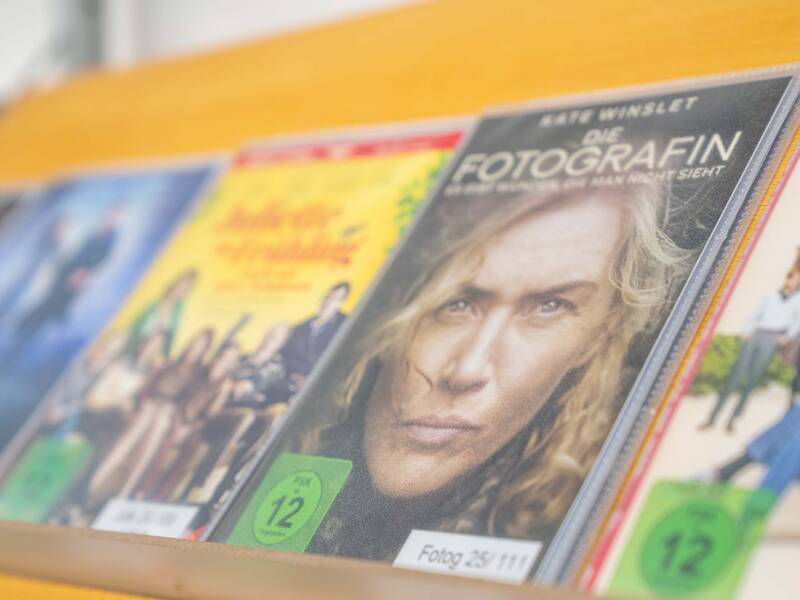 Bücherregal mit Büchern