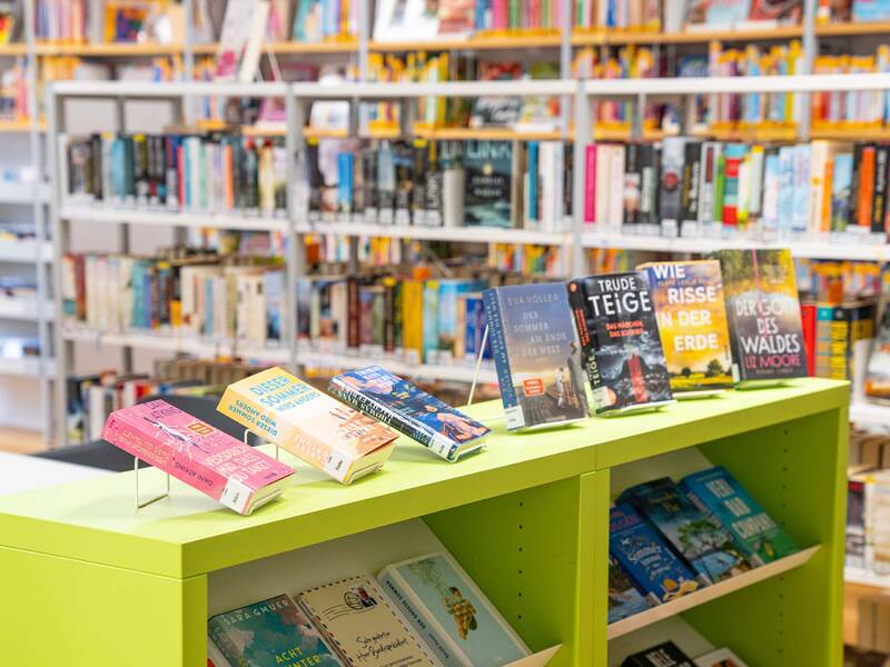 Bücherregale in der Bücherei