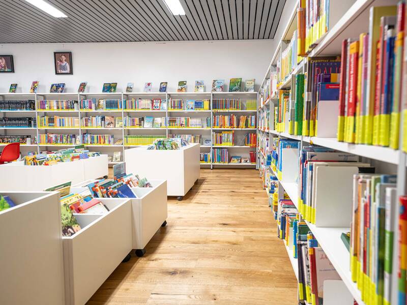 Bücherregale in der Bücherei