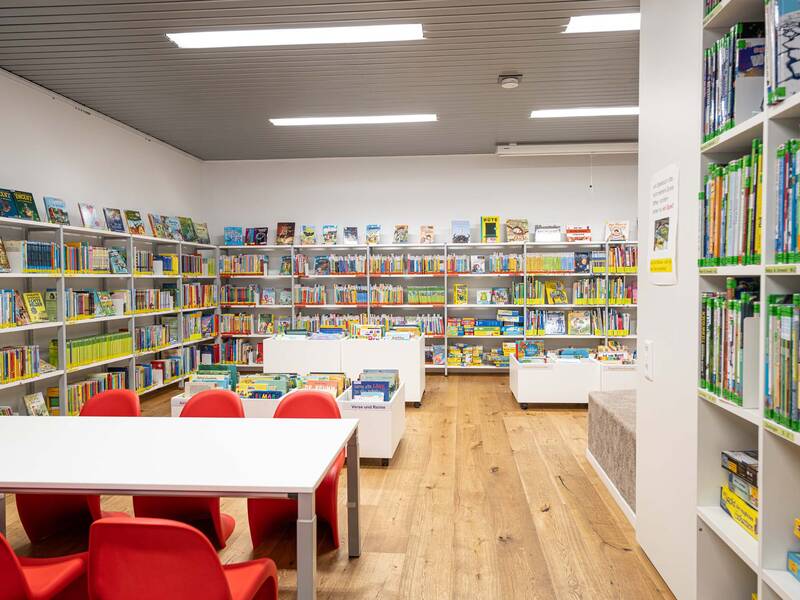 Bücherei von Innen mit Tisch und Bücherregalen