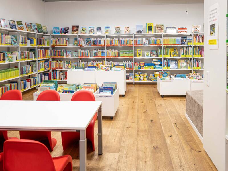 Bücherei von Innen mit Tisch und Bücherregalen