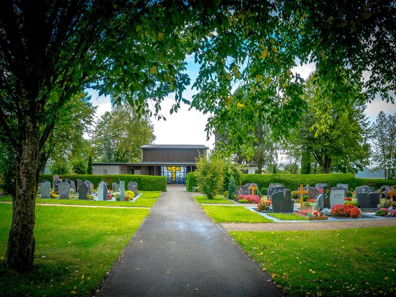 Friedhof Aixheim, Blick auf die Aussegnungshalle