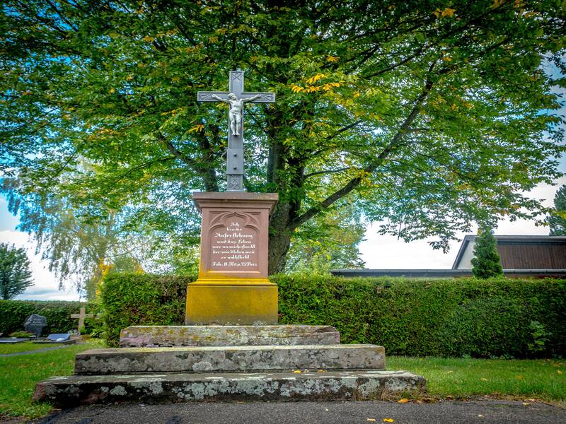 Friedhof Aixheim, Metallkreuz