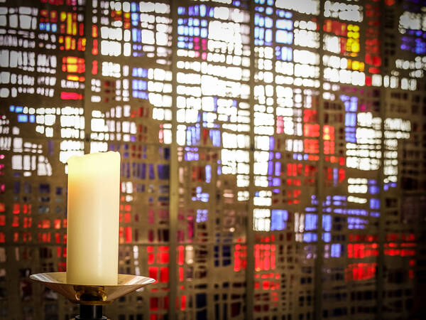 Friedhof Aldingen Aussegnungshalle von ínnen mit Kerze im Vordergrund