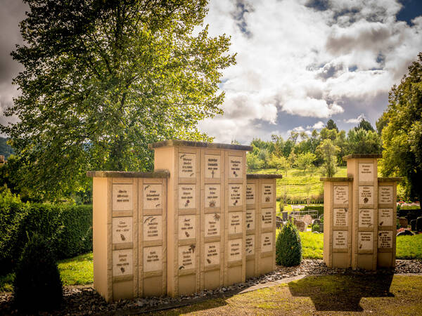 Friedhof Aldingen Urnenstehlen