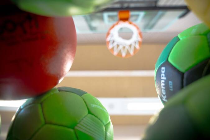 Turn- und Festhalle Aixheim, Innenansicht Bälle und Basketballkorb