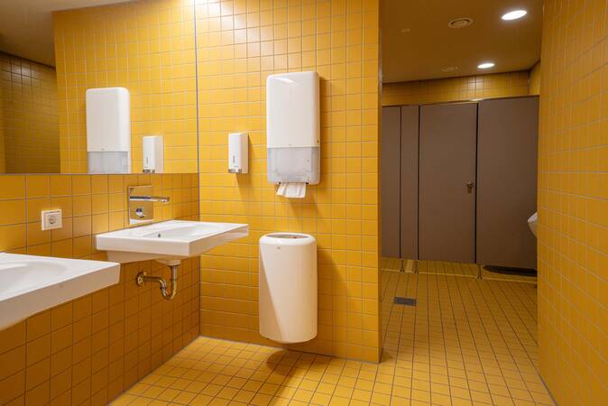 Turn- und Festhalle Aixheim, Innnenansicht Toiletten