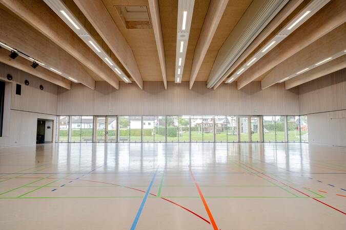 Turn- und Festhalle Aixheim, Innenansicht Fensterfront