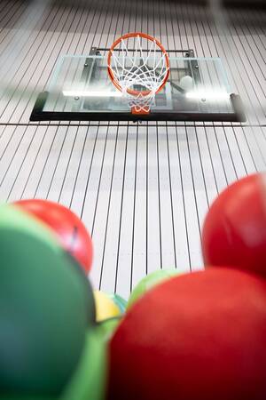 Innenansicht Mehrzweckhalle Aixheim, Bölle und Basketballkorb