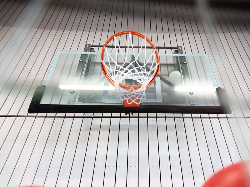 Innenansicht Mehrzweckhalle Aixheim, Bölle und Basketballkorb