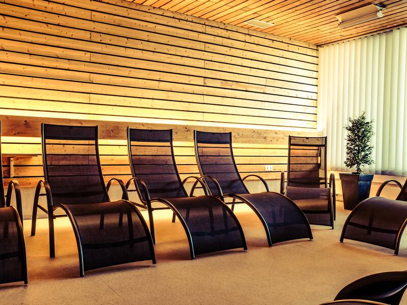 Ruheraum mit Liegestühlen in der Sauna
