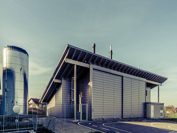Nahwärmezentrale von Außen mit Wärmespeicher