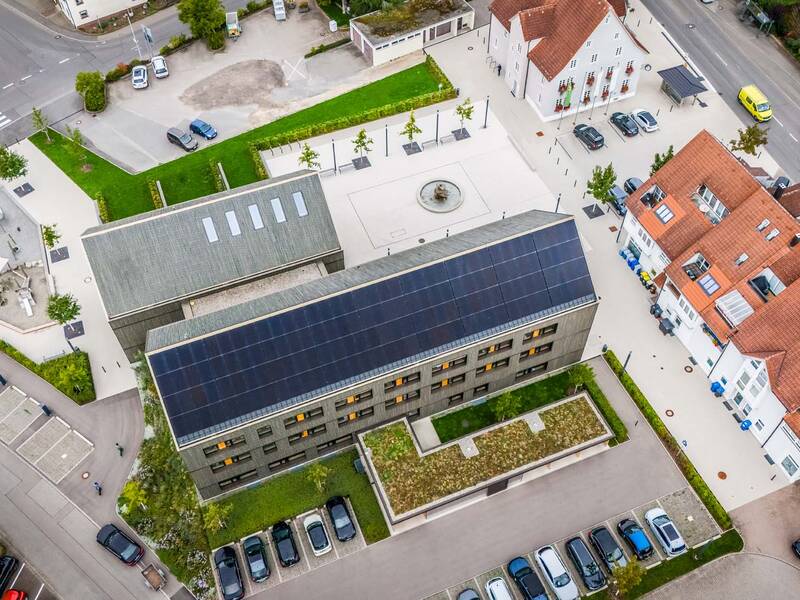 Luftaufnahme vom Rathaus mit Marktplatz