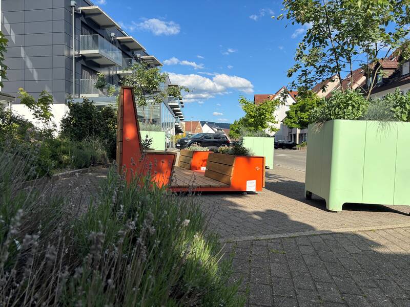 Temporäre Möblierung auf einem Parktplatz vor dem Hotel Aurelia