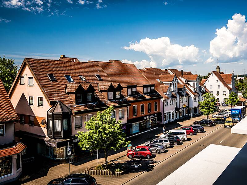 Bild von der Hauptstraße Aldingen auf Wohn- und Geschäftshäuserzeile, Blick aus
