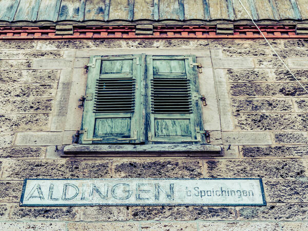 Gründer Fensterladen am Aldinger Bahnhof darunter Schild Aldingen b. Spaichingen