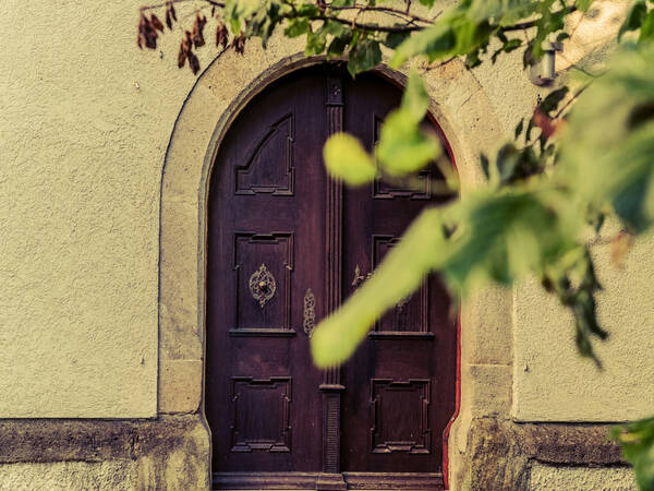 Bild von der Seitentüre der ev. Mauritiuskirche Aldingen