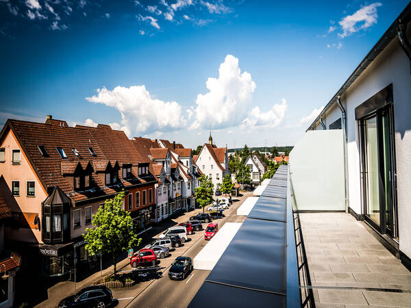 Blick auf die Aldinger Hauptstraße vom Balkon des Hotel Aurelia