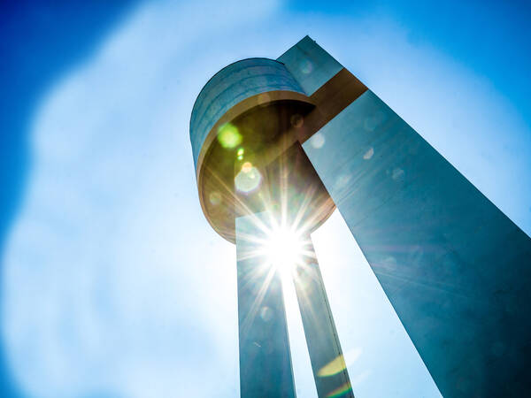 Wasserturm Aldingen mit Sonne im Hintergrund