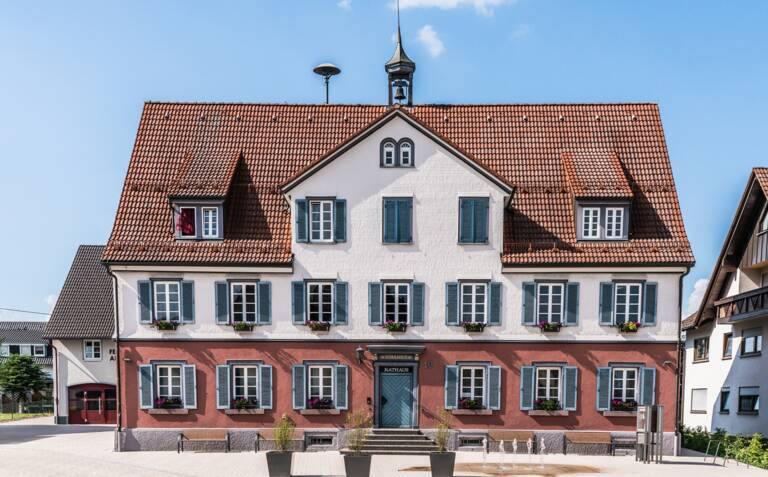 Außenansicht des Aixheimer Rathauses