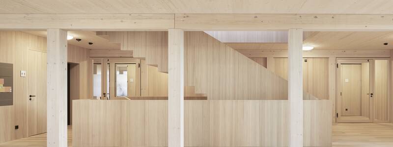 Blick auf die Holztreppe im Rathaus