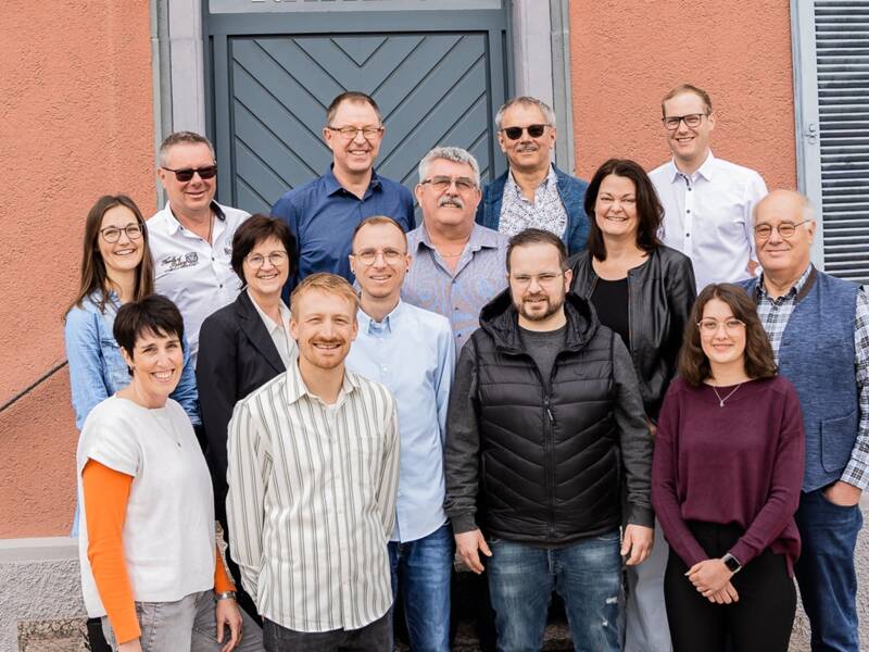 Gruppenbild Ortschaftsrat mit Ersatzkandidaten vor dem Rathaus Aixheim
