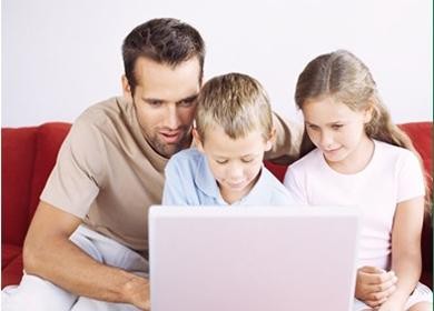 Familie vor einem Laptop