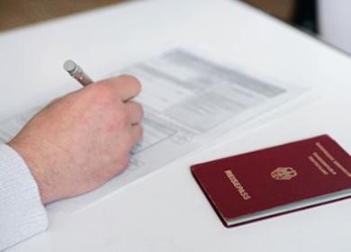 Mensch füllt ein Formular aus