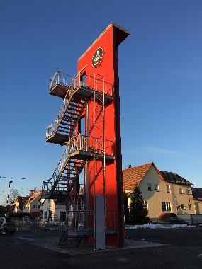 Bild zeigt einen Feuerwehrturm mit Treppenaufgang