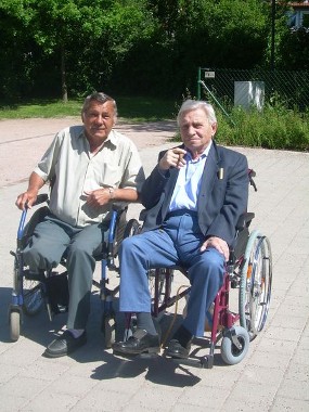 Zwei ältere Herren im Rollstuhl